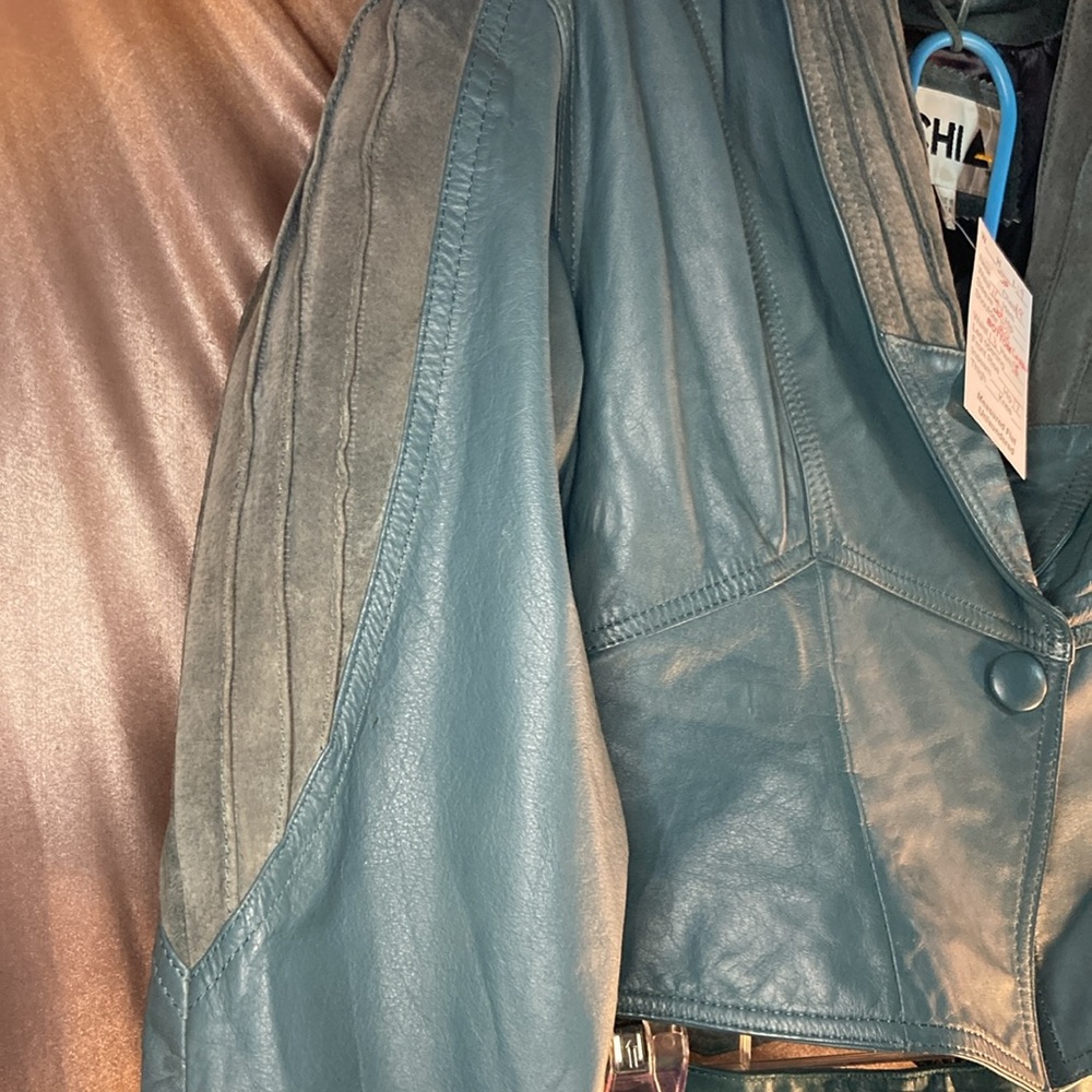 Vintage 80’s teal leather skirt suit. Classic hug shoulders waist detail size M - Picture 5 of 9